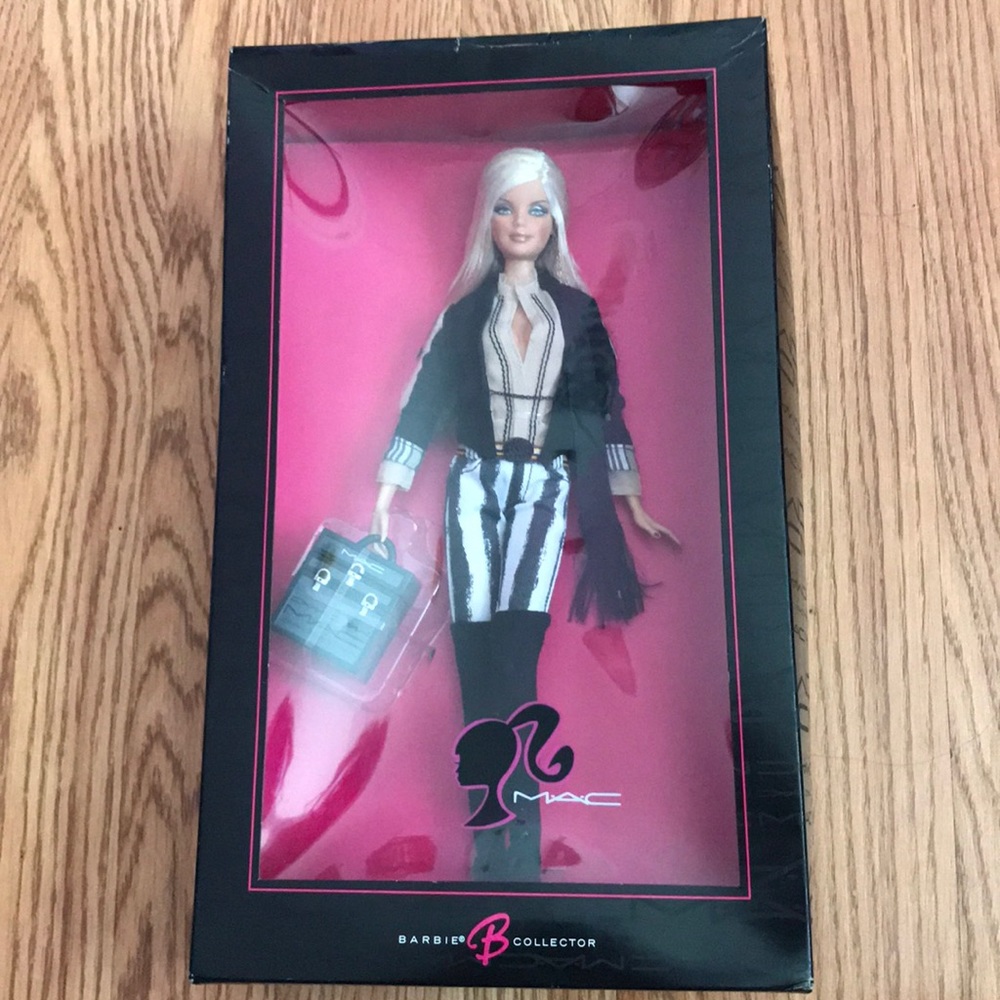 MAC Cosmetics Barbie Doll Gold Label 🏷